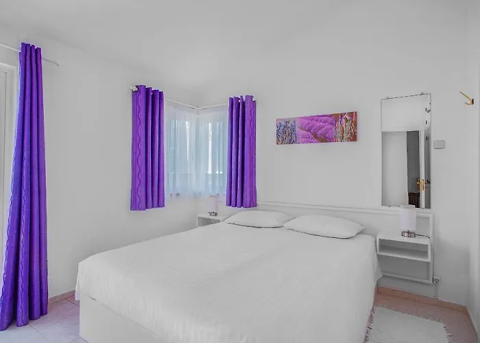 Apartmán Charming With Garden Views In *