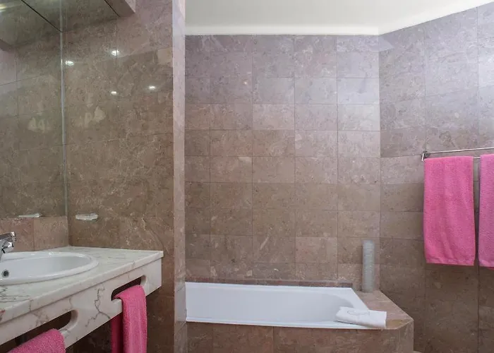 Charming With Garden Views In 아파트 *