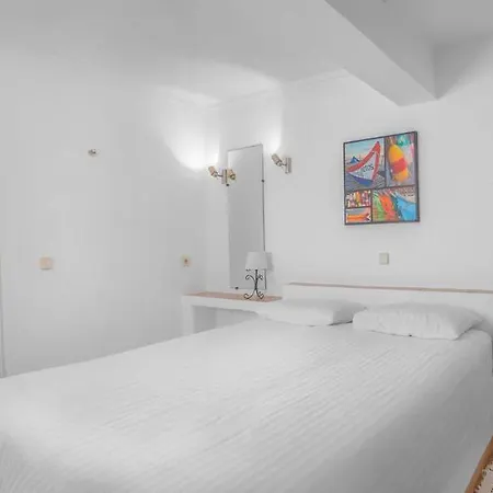 2 Bed Flat - Sleeps 4 - Pool - Terrace - Parking Appartamento *